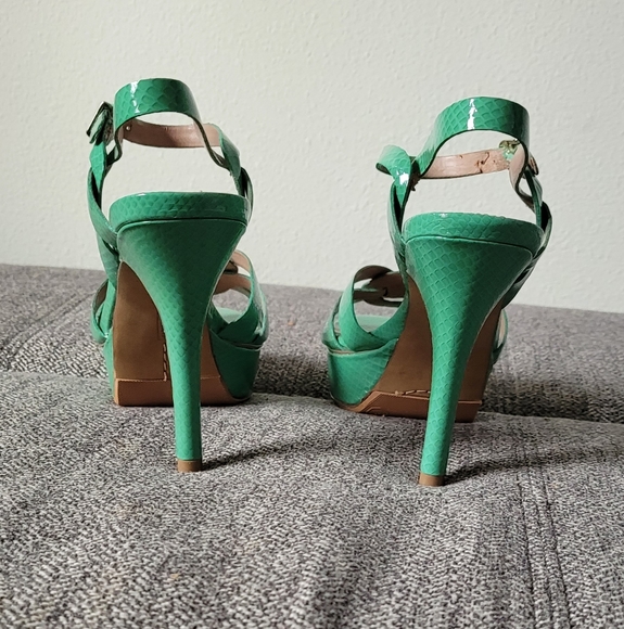 SALE. VINCE CAMUTO retro style mint green patent snakeskin heel size 8 - Picture 4 of 13